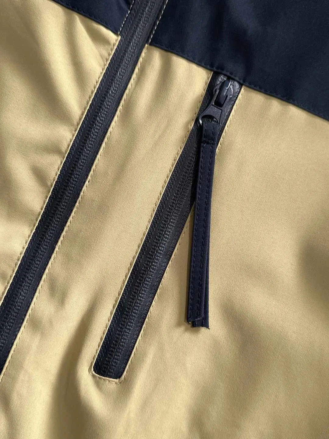 P460 Stone Island 2025 autumn latest zipper windbreaker jacket jacket. Complete with three standards, custom-dyed nylon fabric, overall casual and upscale. The fabric texture is relatively thin, very light, and comfortable on the upper body, suitable for early autumn and spring wear. Simple lines, customized hardware zippers, elegant and concise style, light and comfortable to wear, extremely urban luxury and low-key elegance, with a casual and lazy feeling, the upper body effect is very good, quite wide and stylish, natural drape, simple and elegant! Top luxury classic style items, gentle High-end, quiet but full of power, it perfectly conveys the brand's sense of trend and recognition. The upper body is super cool and stylish, and extremely luxurious, showing your rank, strength and taste from all aspects! The overall grade is even more obvious, the upper body is comfortable and unrestrained, and has a casual and loose effect. Size:S-2XL
